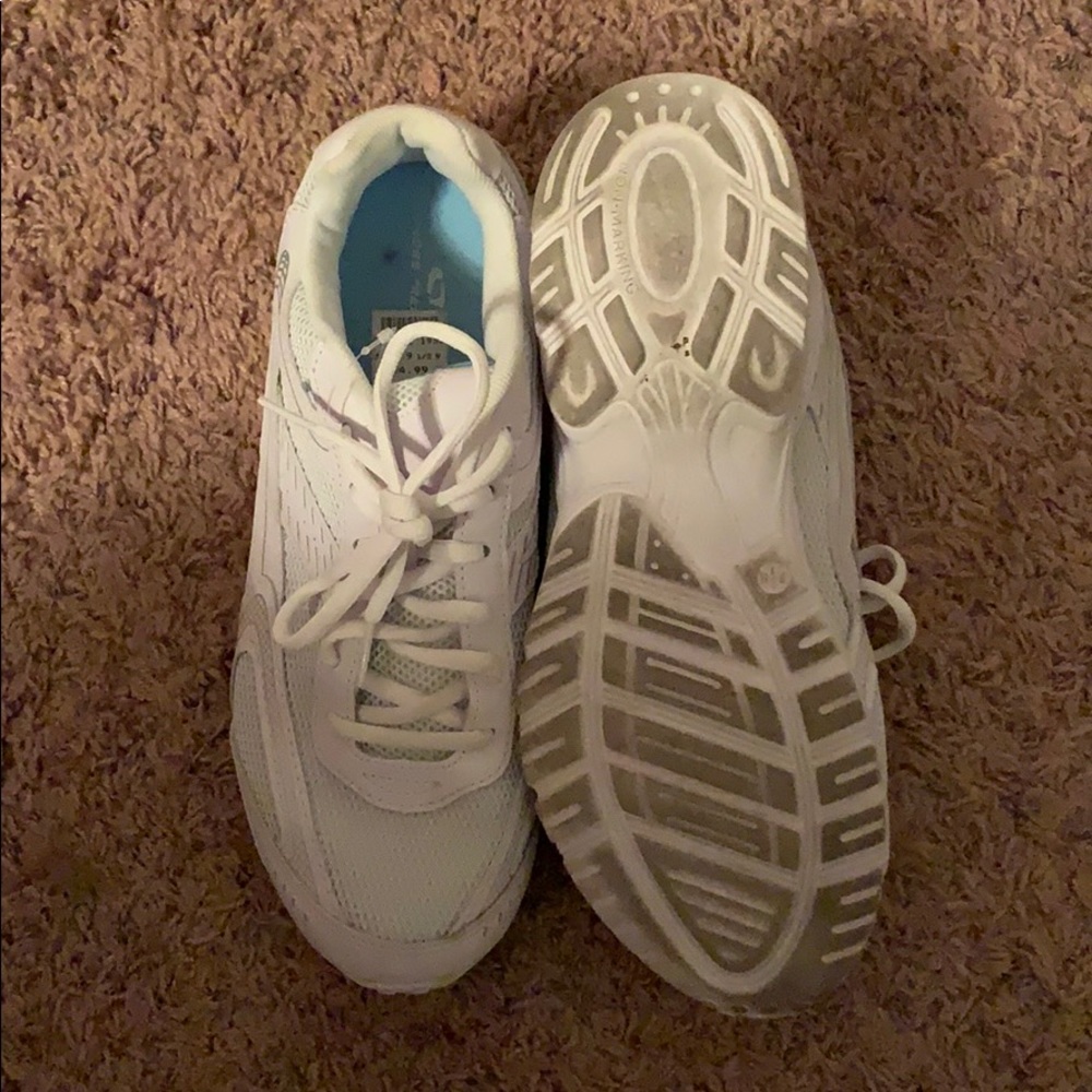 White tennis shoes